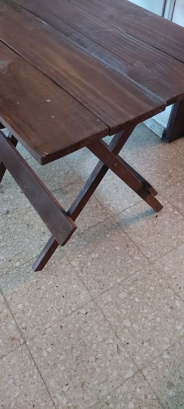 Lote siguiente: MESA DE MADERA - mesa de madera antigua con diseño clásico