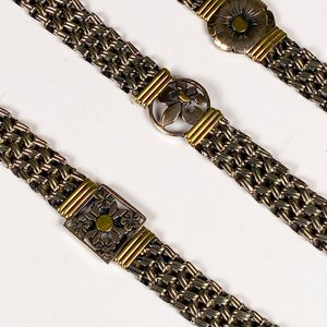 Cuatro Pulseras Metálicas con Diseños Florales y Geométricos - imagen 3