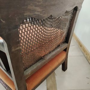 Lote siguiente: Par de Poltronas Antiguas de Madera Tallada con Esterilla y Tapizado Naranja