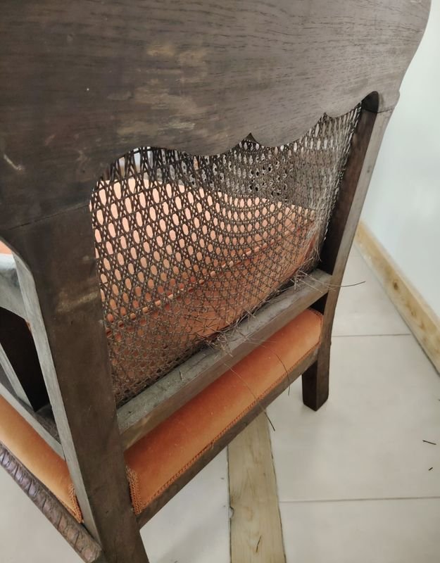 Par de Poltronas Antiguas de Madera Tallada con Esterilla y Tapizado Naranja