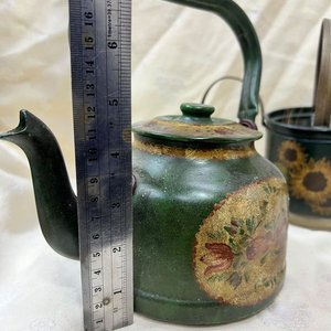Juego de 2 Piezas Antiguas de Hojalata Pintada: Tetera y Regadera Decorativas - imagen 8