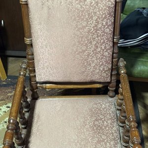 Mecedora Clásica de Madera Noble Oscura con Columnas Torneadas y Tapizado Floral - imagen 6