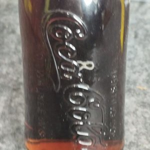 Botella Coca-Cola Sellada con Contenido y Tapa Metálica - imagen 4