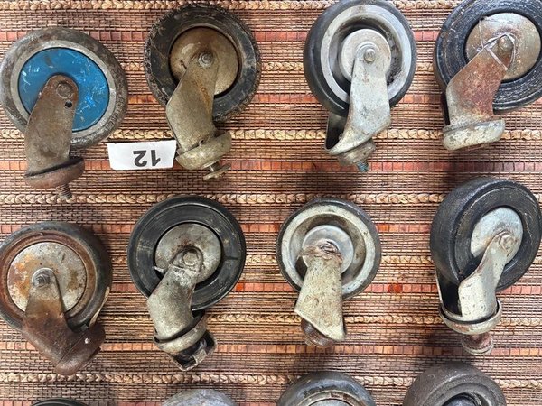 Lote de 12 Ruedas Giratorias Metálicas y de Goma - imagen 1