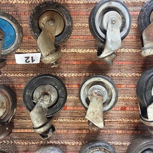 Lote de 12 Ruedas Giratorias Metálicas y de Goma - imagen 1