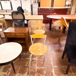 Lote siguiente: Lote de Muebles de Oficina y Hogar