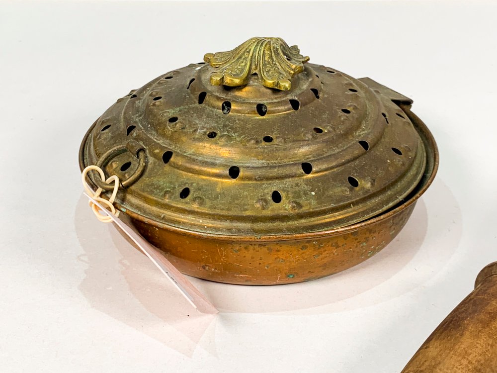 Calientacama de bronce con mango de madera - imagen 2