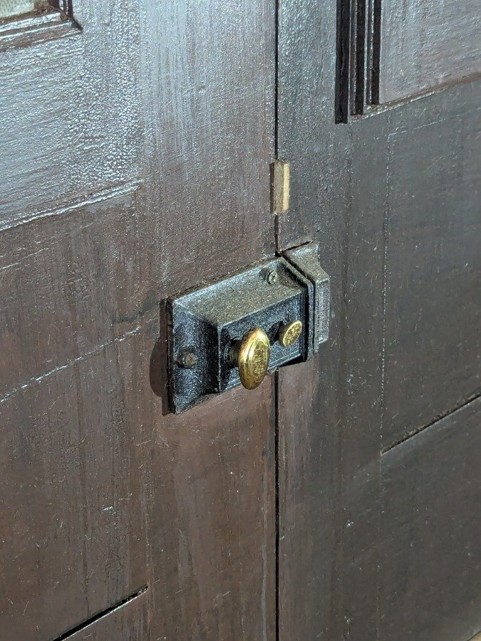 Puerta de frente antigua en cedro con reja y marco de pinotea - imagen 11