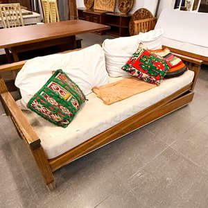 Lote siguiente: Sofá de madera con almohadones coloridos