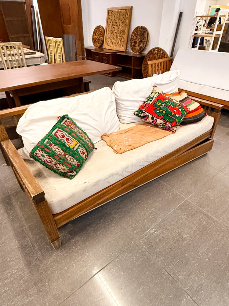 Sofá de madera con almohadones coloridos