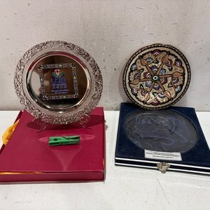 Lote anterior: Plato Conmemorativo y Tapa Decorada