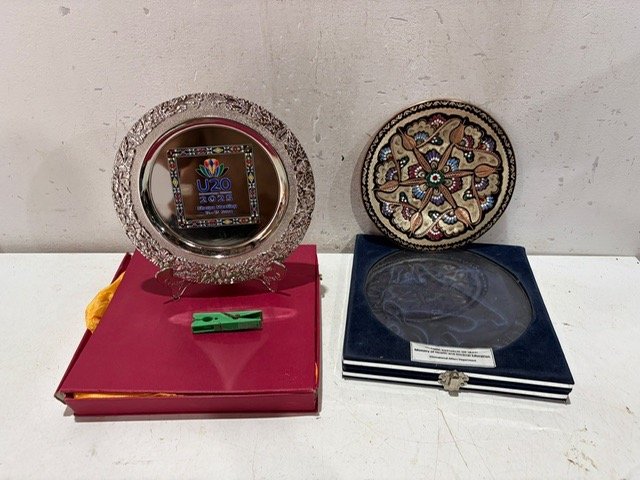 Plato Conmemorativo y Tapa Decorada