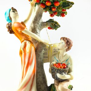 Figura Alabastro Pareja Recolectando Frutas Árbol 33 cm - imagen 4