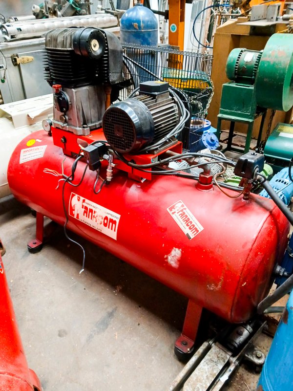Compresor de aire Fanacom motor trifásico 5.5 hp color rojo - imagen 1
