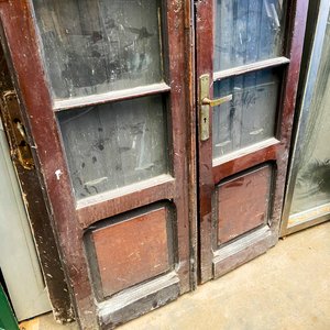 Seis piezas: tres postigones de madera doble 213 x 43 cm y tres piezas.  dos hojas de puerta madera y vidrio con detalles lustre oscuro con postigos 226 x 50 cm y un ode madera y vidrio con faltante 198 x 64 cm - imagen 6