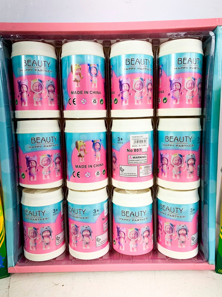 Nueve frascos de pintura para uñas y Doce Muñecas en lata - imagen 2