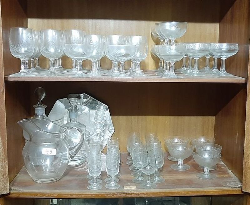 Juego de Cristalería Antigua con Botellones y Copas Grabadas