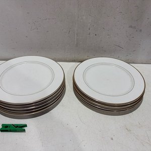Lote siguiente: 10 Platos Llanos Grandes con Borde Dorado