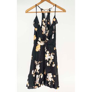 Lote siguiente: Vestido Floreado Negro Kimchi Blue Talle 4