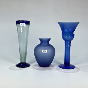 Lote de 3 Floreros de Vidrio Azul de Distintos Diseños y Tamaños - imagen 1