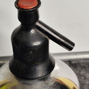 Sifón Antiguo Redondo Cromado con Base Negra - imagen 5