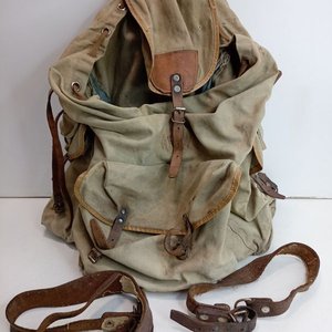 Antigua Mochila Militar de Lona y Cuero con Estructura Metálica - imagen 3