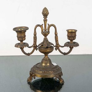 Lote siguiente: Candelero de Bronce con Dos Luces y Detalles Ornamentales