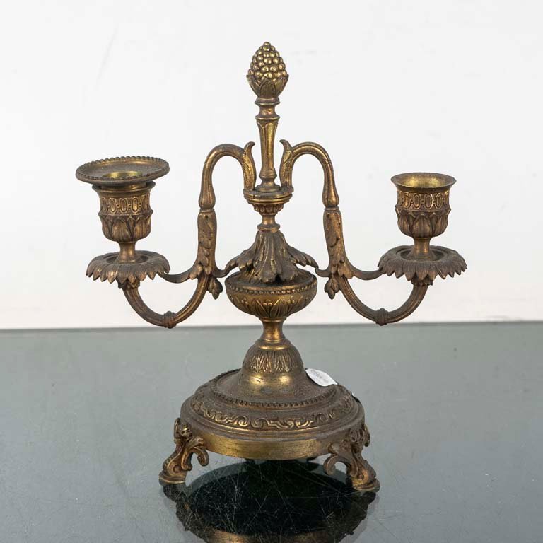 Candelero de Bronce con Dos Luces y Detalles Ornamentales