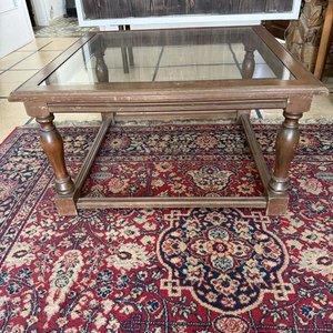 Mesa de Centro Cuadrada con Tapa de Vidrio y Patas Torneadas - imagen 2