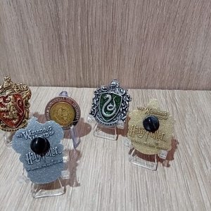 Lote de 4 Broches Metálicos Esmaltados Escuelas Hogwarts Harry Potter - imagen 2