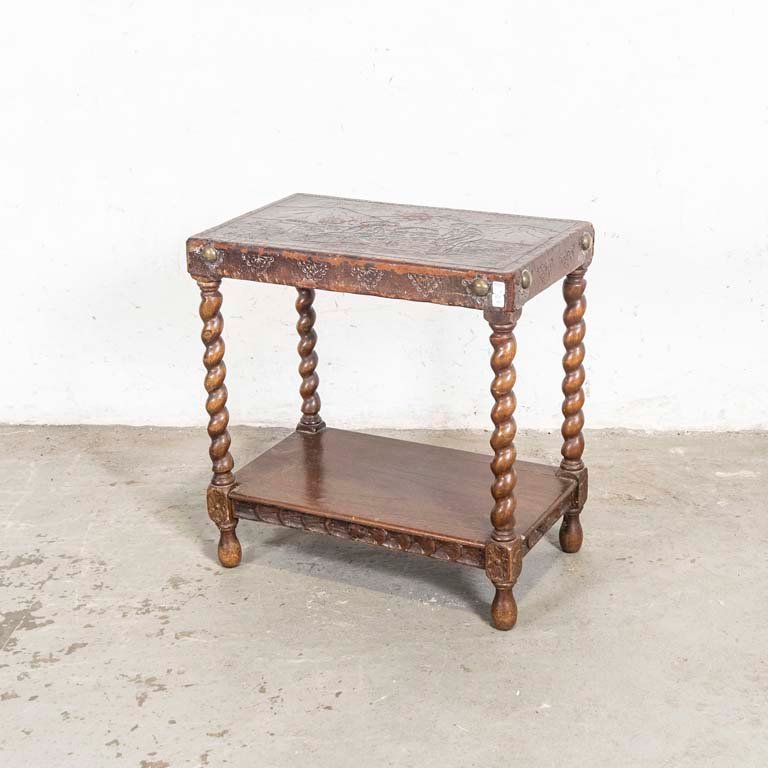 Lote siguiente: Mesa de sala jacobina con tapa de cuero repujado y estante