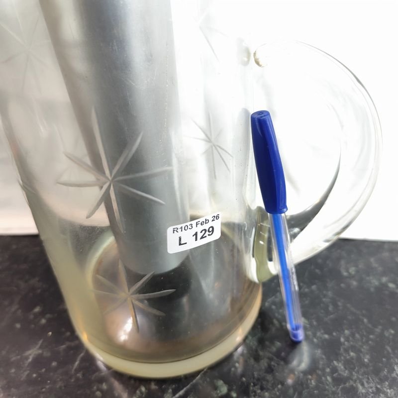 Jarra de agua en vidrio tallado con tapa metálica y tubo en aluminio - imagen 2