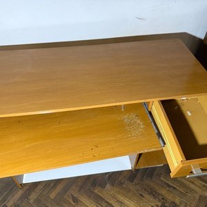 Escritorio de madera claro con cajón y espacio para teclado - imagen 4