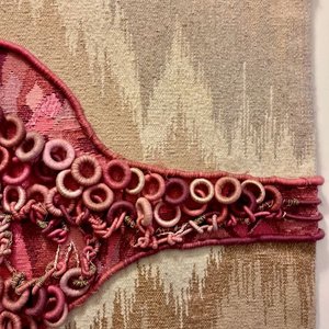 Tapiz Beige y Rosado Hecho a Mano con Detalles Circulares - imagen 2