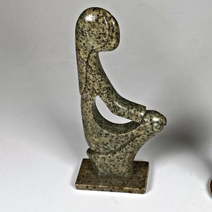 Lote de Tres Piezas de Piedra: Figura Abstracta y Dos Floreros - imagen 5
