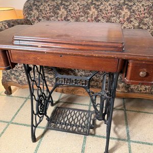Lote anterior: Máquina de Coser Singer Antigua con Mueble de Madera y Hierro