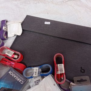 Lote de protectores para celular y funda para tablet. - imagen 5
