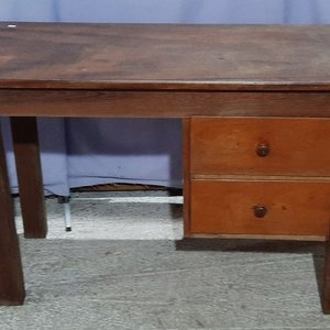Lote siguiente: Escritorio de Madera con Tapa de Cedro y Dos Cajones