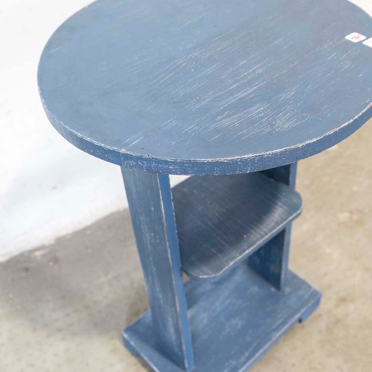 Mesa de sala de madera con tapa circular y estante, patinada en color celeste - imagen 2