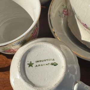 Lote anterior: 1 juego de te y cafe en loza argentina floreado de 57 piezas (tetera, azucarera, lechera, 27 tasas y 27 platillos)