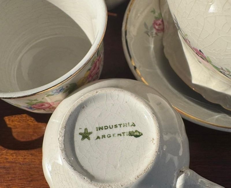 1 juego de te y cafe en loza argentina floreado de 57 piezas (tetera, azucarera, lechera, 27 tasas y 27 platillos)