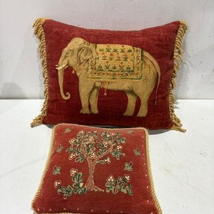 Lote siguiente: Dos Almohadones Decorativos con Diseño de Elefante y Árbol
