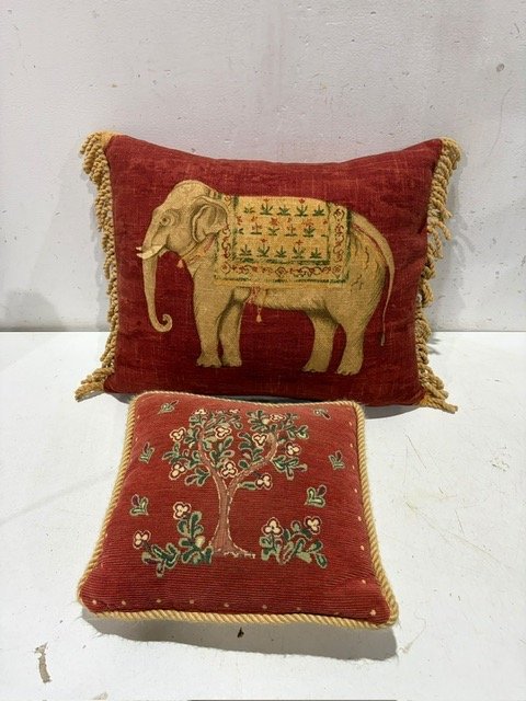 Dos Almohadones Decorativos con Diseño de Elefante y Árbol