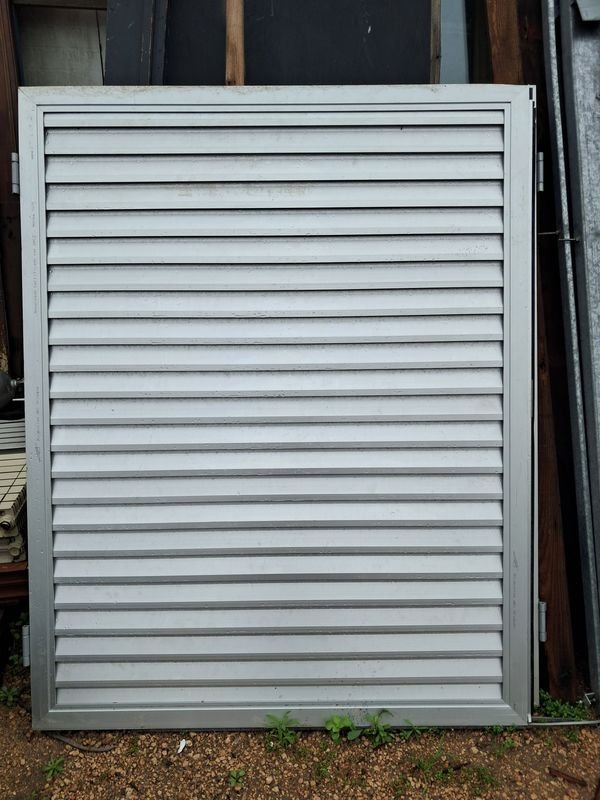 Dos Puertas de Aluminio con Rejilla de Ventilación