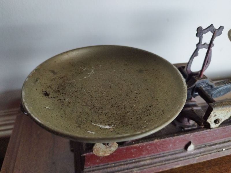 Antigua balanza romana de hierro con platos de bronce para venta - imagen 2