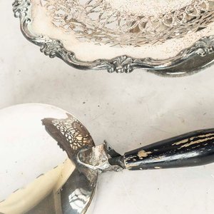 Juego de 2 Piezas de Platería Antigua: Junta Colillas y Centro Calado con Pie - imagen 2