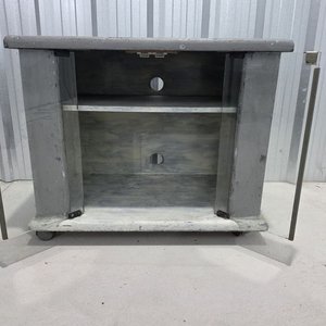 Lote anterior: Mueble Expositivo Bajo de Madera con Puertas de Vidrio y Ruedas