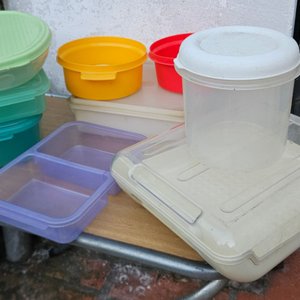 Lote de Tupperware Plástico Varios Colores y Tamaños - imagen 1