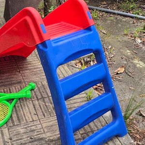 Tobogán Infantil Rojo y Azul con Dos Raquetas Verdes - imagen 4