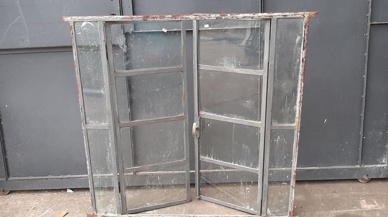 Ventana de hierro con 12 vidrios y marco antiguo - imagen 3